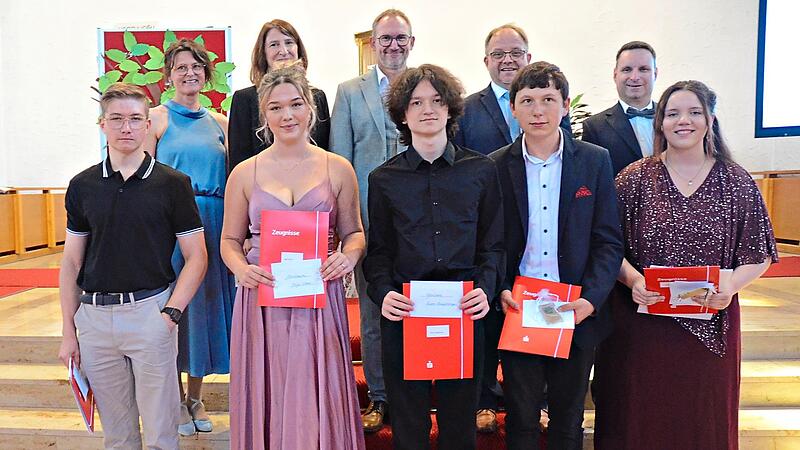 Das Bild zeigt die Klassenbesten an der Mittelschule Pressig mit (hinten von links) Margareta M&uuml;ller, Konrektorin Sandra Hofmann, Rektor Bernd Jungkunz, Thomas Janotta und Sebastian M&uuml;ller.Karl-Heinz Hofmann