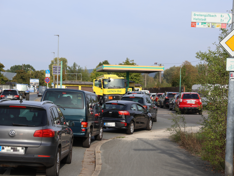Schlange stehen f&uuml;r Sprit: Ab dem 1. Oktober gilt der &bdquo;Tankrabatt&ldquo;.
