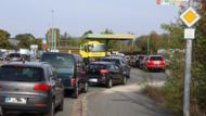 Schlange stehen f&uuml;r Sprit: Ab dem 1. Oktober gilt der &bdquo;Tankrabatt&ldquo;.