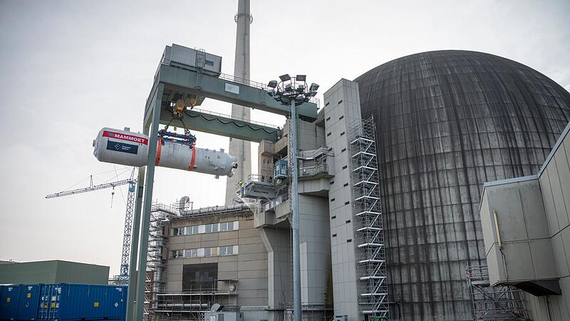 Dampferzeuger werden aus ehemaligem Atomkraftwerk geholt