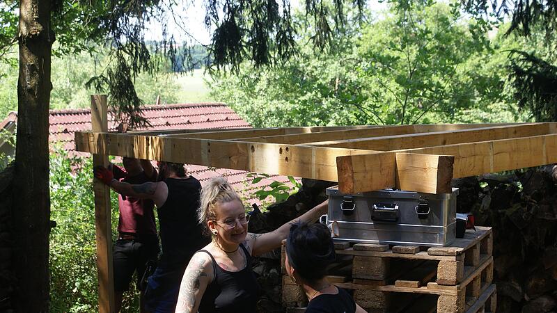 Im vergangenen Jahr entstand am Campingplatz ein Dachzeltdorf. Unser Bild zeigt Sybille Lux (vorne links) und Jessica Leicher (vorne rechts) beim Aufbau.
