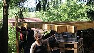 Im vergangenen Jahr entstand am Campingplatz ein Dachzeltdorf. Unser Bild zeigt Sybille Lux (vorne links) und Jessica Leicher (vorne rechts) beim Aufbau.