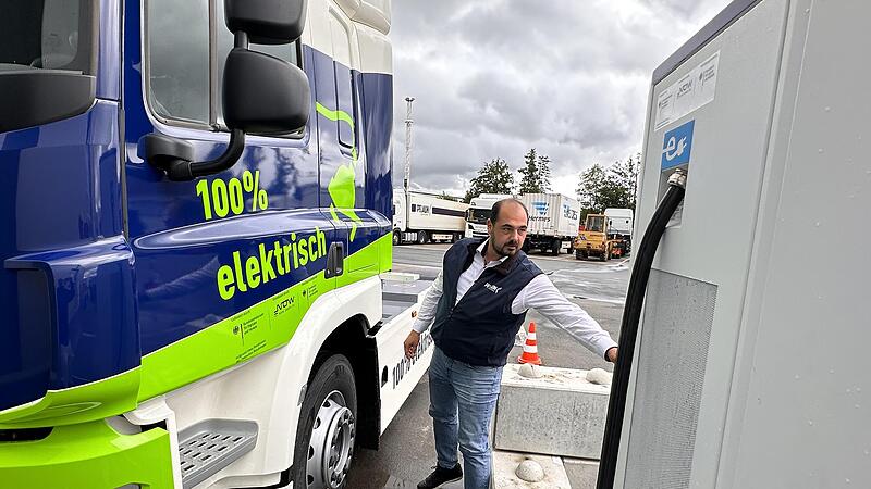 Knapp zwei Stunden dauert das Vollladen des DAF CF Full Electric, erklärt der stellvertretende Fuhrparkleiter Claus Freudensprung. Knapp zwei Stunden dauert das Vollladen des DAF CF Full Electric, erklärt der stellvertretende Fuhrparkleiter Claus Freudensprung.
