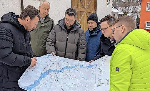 B&uuml;rgermeister Mario Sch&ouml;nwald, Bauamtsleiter Werner Gunreben, Stadtbaumeister Johannes Schmidt, Steffen Gaul (Gaul Ingenieure), Gesch&auml;ftsleiter Fabian Leppert, und Martin L&ouml;ffler (Gaul Ingenieure) am Hirtengraben in Nedensdorf (von links).
