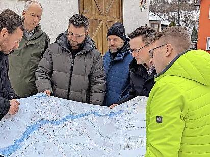 B&uuml;rgermeister Mario Sch&ouml;nwald, Bauamtsleiter Werner Gunreben, Stadtbaumeister Johannes Schmidt, Steffen Gaul (Gaul Ingenieure), Gesch&auml;ftsleiter Fabian Leppert, und Martin L&ouml;ffler (Gaul Ingenieure) am Hirtengraben in Nedensdorf (von links).