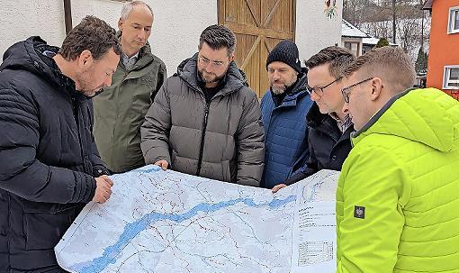 Bürgermeister Mario Schönwald, Bauamtsleiter Werner Gunreben, Stadtbaumeister Johannes Schmidt, Steffen Gaul (Gaul Ingenieure), Geschäftsleiter Fabian Leppert, und Martin Löffler (Gaul Ingenieure) am Hirtengraben in Nedensdorf (von links). Bürgermeister Mario Schönwald, Bauamtsleiter Werner Gunreben, Stadtbaumeister Johannes Schmidt, Steffen Gaul (Gaul Ingenieure), Geschäftsleiter Fabian Leppert, und Martin Löffler (Gaul Ingenieure) am Hirtengraben in Nedensdorf (von links).
