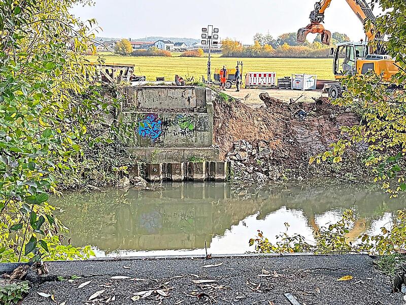 Die Holzbrücke (links im Hintergrund) wurde abgebaut. Mit einer neuen Metallkonstruktion soll der Rad- und Fußweg in Höchstadt noch heuer wieder freigegeben werden. Die Holzbrücke (links im Hintergrund) wurde abgebaut. Mit einer neuen Metallkonstruktion soll der Rad- und Fußweg in Höchstadt noch heuer wieder freigegeben werden.