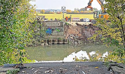 Die Holzbr&uuml;cke (links im Hintergrund) wurde abgebaut. Mit einer neuen Metallkonstruktion soll der Rad- und Fu&szlig;weg in H&ouml;chstadt noch heuer wieder freigegeben werden.