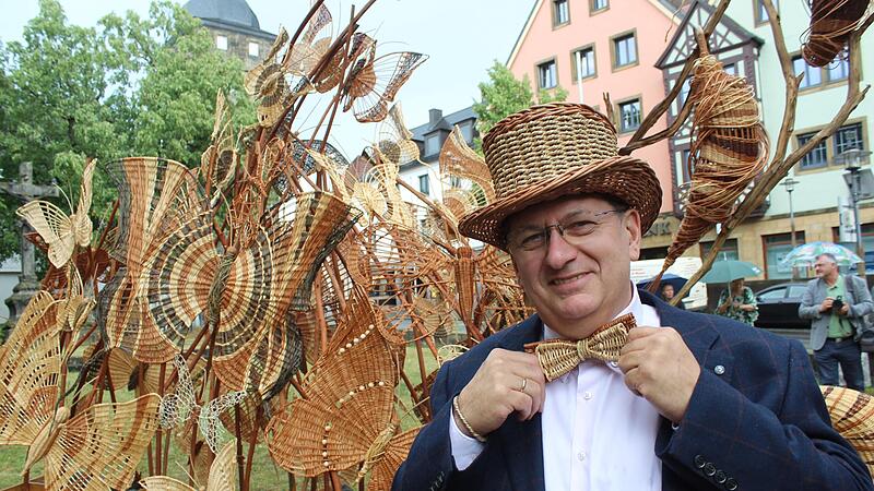 Maciej Pawlak fühlte sich beim Pressetermin sichtlich wohl in Lichtenfels. Sein Kunstwerk sorgte für Aufsehen.