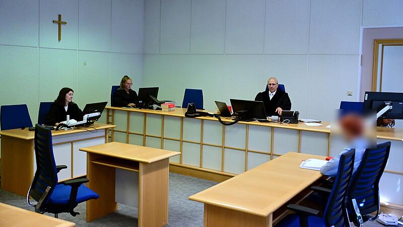 Staatsanw&auml;ltin Tamara Strasser, eine Protokollf&uuml;hrerin, Jugendrichter Thomas Fahr und der Angeklagte