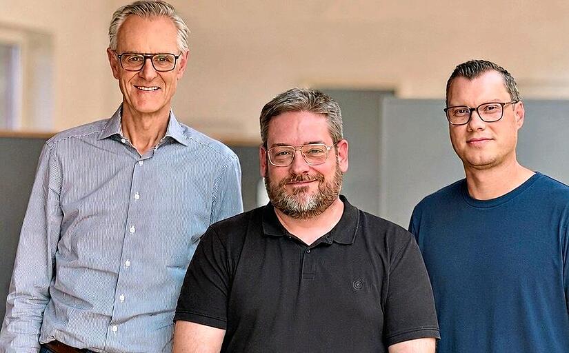 Von der Fima Riegg & Partner freuen sich (von links) Gesch&auml;ftsf&uuml;hrer Holger Riegg, KI-Architekt Matthias Weise und Agenturleiter Thomas Keller &uuml;ber die Auszeichnung. Riegg & Partner