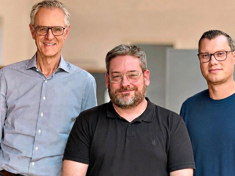 Von der Fima Riegg & Partner freuen sich (von links) Gesch&auml;ftsf&uuml;hrer Holger Riegg, KI-Architekt Matthias Weise und Agenturleiter Thomas Keller &uuml;ber die Auszeichnung. Riegg & Partner