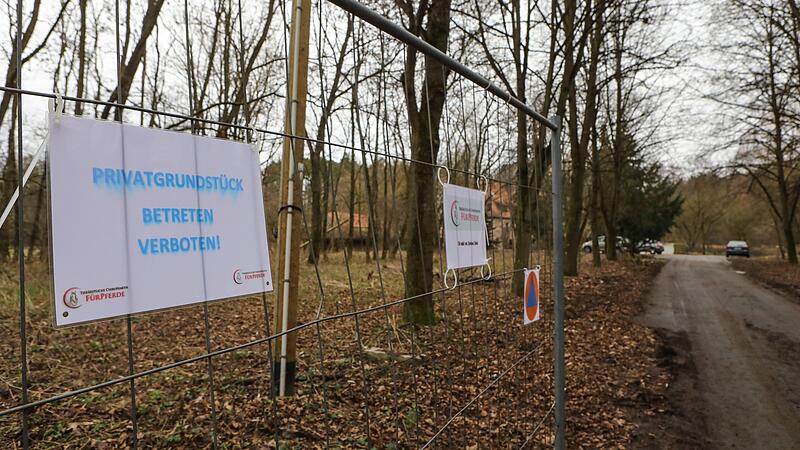 Illegale Schule Eltersdorf Am Donnerstag (20. Januar) hatten Behörden die Königsmühle durchsucht. Die Mieterin betreibt in Eltersdorf eine Pferdearztpraxis.