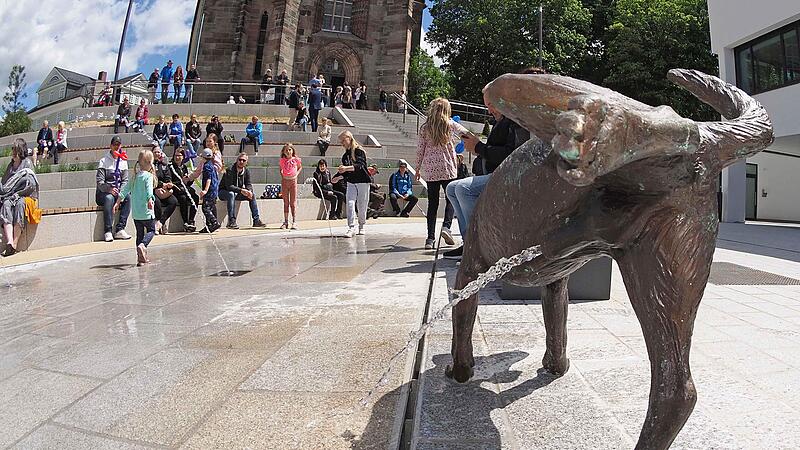 Ende Mai wurde das Geheimnis um den neuen Brunnen auf dem Neustadter Marktplatz gel&uuml;ftet. Einen Namen hat der pinkelnde Hund noch nicht.