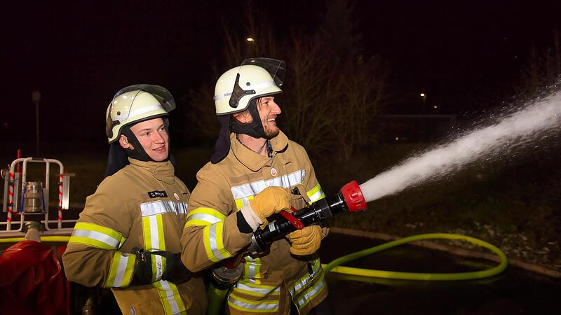 Zu einer Übung der besonderen Art hat die Freiwillige Feuerwehr Kirchehrenbach Medienvertreter aus der Region eingeladen. Ohne die tatkräftige Unterstützung des 19-jährigen Feuerwehrmanns Daniel Herold (links), hätte FT-Reporter Stephan Großmann b...Forchheim & Fränkische Schweiz