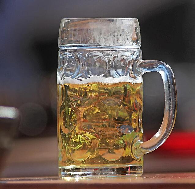 Derart schlecht eingeschenkt soll die Ma&szlig;&rsquo; Bier gewesen sein, dass der Angeklagte die Bedienung anp&ouml;belte.