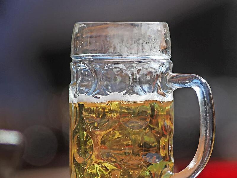 Derart schlecht eingeschenkt soll die Ma&szlig;&rsquo; Bier gewesen sein, dass der Angeklagte die Bedienung anp&ouml;belte.