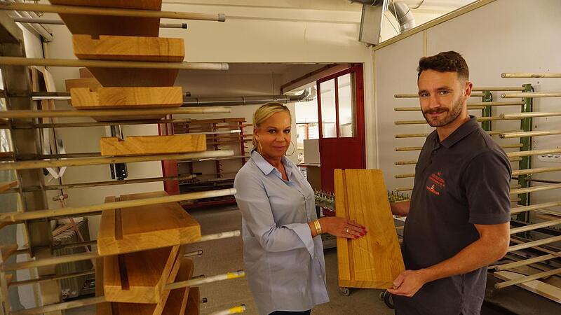 Birgit Fischer-H&ouml;per und Fabian H&ouml;per in der Werkstatt der Holz & Design Manufaktur in Burkardroth.