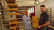 Birgit Fischer-Höper und Fabian Höper in der Werkstatt der Holz & Design Manufaktur in Burkardroth.