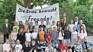 Schüler des MGL setzen sich für den Klimaschutz ein. Unterstützt von den Lehrerinnen Mandy Pülz (re. neben dem Banner) und Corinna Bogdahn (r. vorne). Begleitet von Schulleiter Tom Carl (re. hinten) und angestoßen von Anton Reinhardt (l.).