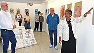 Sajithar Shankhar und Renato Liermann (v.r.) pr&auml;sentieren eine Schau ihrer w&auml;hrend des Aufenthalts in Nordhalbener &bdquo;Maxhaus&ldquo; entstandenen Arbeiten. Rudolf Ruf (links), der Leiter des K&uuml;nstlerhauses, freute sich &uuml;ber einen guten Besuch. Norbert Neu...