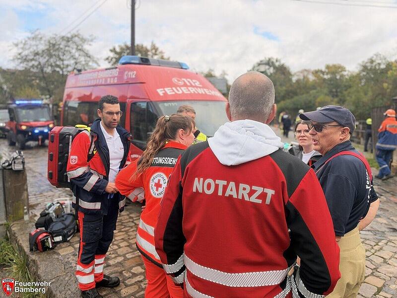 Sportbootunfall in Bamberg: F&uuml;nf Ruderer kentern in historischer Schleuse
