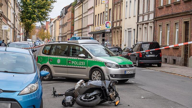 Motorradfahrer und E-Scooter-Fahrerin bei Unfall in Bamberg schwer verletzt