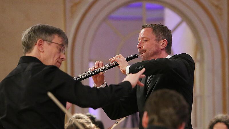 Perfekte Kombination aus Oboe und Klangk&ouml;rper: Solist Kai Fr&ouml;mbgen (rechts) und Dirigent Sebastian Tewinkel &uuml;berzeugten beim Fr&uuml;hlingskonzert des Bayerischen Kammerorchesters.