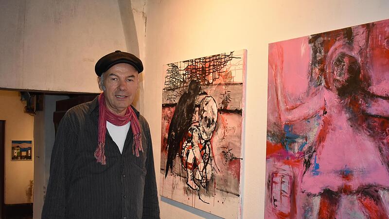 Kurator Lutz Krutein steht am Bild mit dem Mädchen in einer rosa Welt bei der Ausstellung in Weißenohe.Forchheim & Fränkische Schweiz Kurator Lutz Krutein steht am Bild mit dem Mädchen in einer rosa Welt bei der Ausstellung in Weißenohe.Forchheim & Fränkische Schweiz