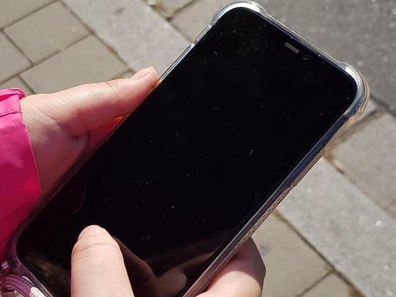 Marie hatte auch Pech mit dem Handy: Das Display blieb schwarz.
