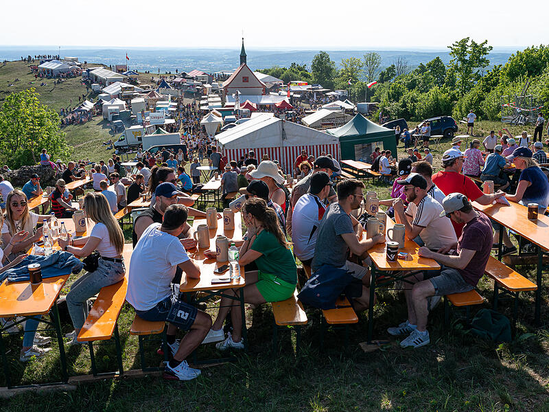 Am Freitagabend wurde das Walberlafest 2025 auf der Ehrenb&uuml;rg offiziell mit dem Bieranstich und dem Maibaumaufstellen er&ouml;ffnet.