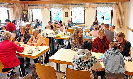 Der generationenübergreifende Spielenachmittag im Aschacher Pfarrsaal lockte Gäste aller Altersgruppen aus nah und fern.Claudia Horn Der generationenübergreifende Spielenachmittag im Aschacher Pfarrsaal lockte Gäste aller Altersgruppen aus nah und fern.Claudia Horn
