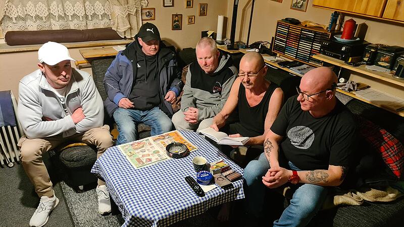 Daniel Weikert, Peter Kopp, Andreas Randt, Gerhard Weikert und Klaus M&uuml;ller tauschen sich aus. F&uuml;r sie ist es schwierig, eine neue und bezahlbare Wohnung zu finden.Forchheim & Fr&auml;nkische Schweiz