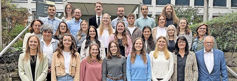 Stellvertretender Landrat Emil Müller (erste Reihe, von rechts) und Schulamtsdirektorin Birgit Herré begrüßten die Lehramtsanwärter und Lehramtsanwärterinnen. Dabei waren auch die Personalratsvorsitzende Sabine Oschmann-Hockgeiger (2. Reihe, Erste...