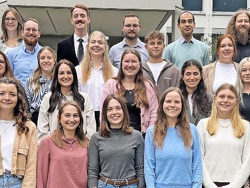 Stellvertretender Landrat Emil Müller (erste Reihe, von rechts) und Schulamtsdirektorin Birgit Herré begrüßten die Lehramtsanwärter und Lehramtsanwärterinnen. Dabei waren auch die Personalratsvorsitzende Sabine Oschmann-Hockgeiger (2. Reihe, Erste...