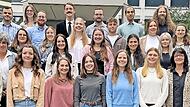 Stellvertretender Landrat Emil Müller (erste Reihe, von rechts) und Schulamtsdirektorin Birgit Herré begrüßten die Lehramtsanwärter und Lehramtsanwärterinnen. Dabei waren auch die Personalratsvorsitzende Sabine Oschmann-Hockgeiger (2. Reihe, Erste...
