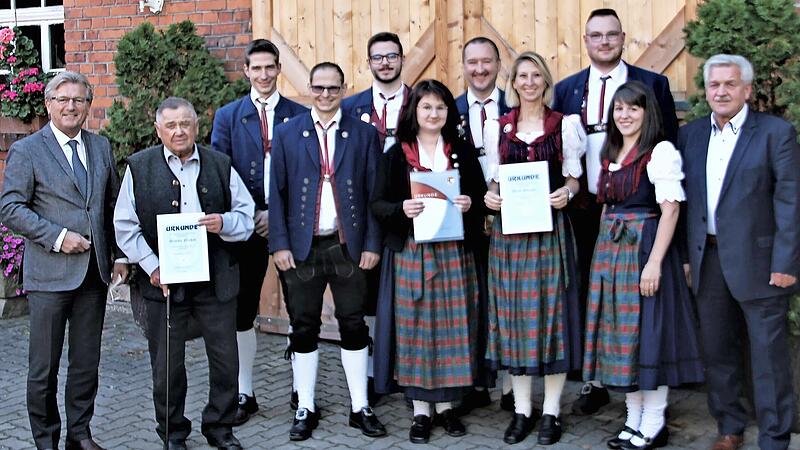 Die Geehrten mit Bürgermeister Rainer Detsch (links), dem Kreisvorsitzenden des NBMB, Wolfgang Müller (rechts), dem Dirigenten Roman Steiger und Vorsitzendem Julian Kaim. Die Geehrten mit Bürgermeister Rainer Detsch (links), dem Kreisvorsitzenden des NBMB, Wolfgang Müller (rechts), dem Dirigenten Roman Steiger und Vorsitzendem Julian Kaim.
