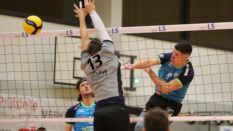 Milan Pajkic (rechts) erlebte mit seinen Hammelburg Volleys gegen Freiburg H&ouml;hen und Tiefen. Nach dem ersten beiden gewonnenen S&auml;tzen geriet sogar noch der Gesamtsieg in Gefahr.