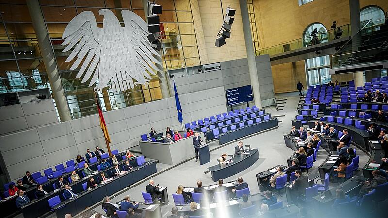 Der Bundestag hat einen Nachtragshaushalt für das laufende Jahr verabschiedet. Das Parlament setzte dafür am Freitag erneut die Schuldenbremse aus.