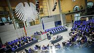 Der Bundestag hat einen Nachtragshaushalt für das laufende Jahr verabschiedet. Das Parlament setzte dafür am Freitag erneut die Schuldenbremse aus.