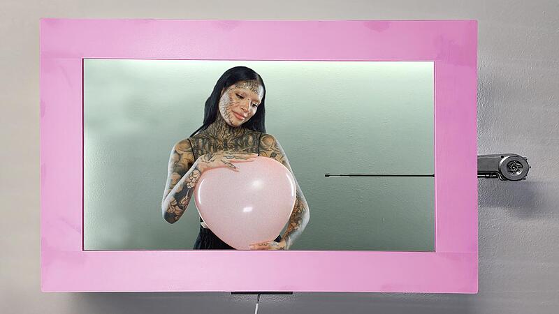 &bdquo;Dream Bust&ldquo; ist eines der Kunstwerke von MARCK in der Bamberger Galerie AOA;87 in der Austra&szlig;e.