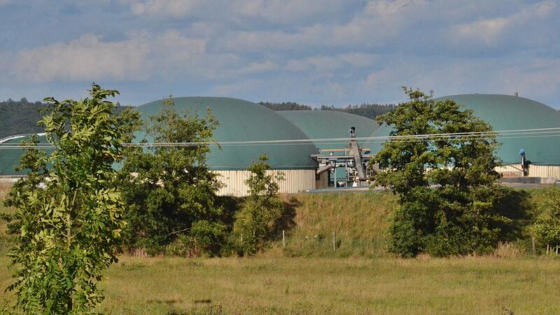 Im thüringischen Simmershausen steht die Biogasanlage, die vermutlich für das große Fischsterben in der Milz auf thüringischem und fränkischem Gebiet verantwortlich ist. Reinigungsarbeiten sollen dort dazu geführt haben, dass 150.000 Kubikmeter Gü...