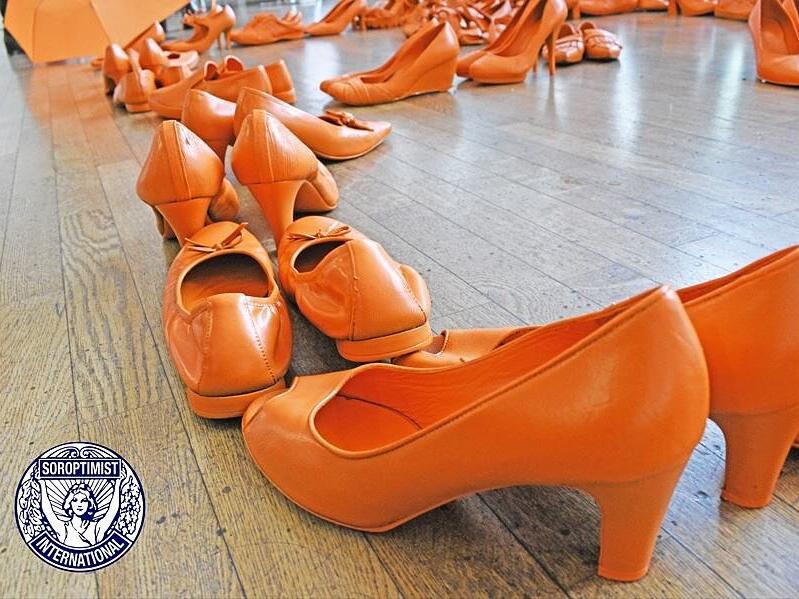 Mit orange Schuhen in Bamberger Schaufenster will der SI-Club Bamberg auf die sogenannten „Orange Days“ aufmerksam machen.