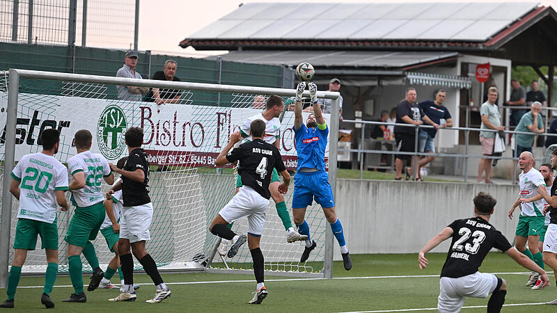 Neudrossenfelds Keeper Tobias Gr&uuml;ner faustet einen Ball der Chamer weg.