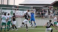 Neudrossenfelds Keeper Tobias Grüner faustet einen Ball der Chamer weg.