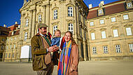 Alvaro Elze ist seit Januar 2024 der neue Leiter der Schlossverwaltung von Schloss Weissenstein. Er wohnt gemeinsam mit seiner Frau Lisanne und seiner Tochter Therezita auf dem Gelände.