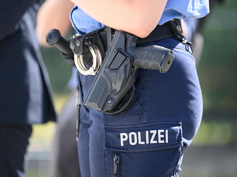 Polizistin mit Waffe Polizistin mit Waffe