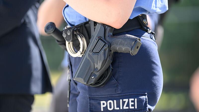 Polizistin mit Waffe Polizistin mit Waffe