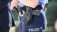 Polizistin mit Waffe Polizistin mit Waffe