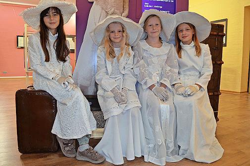 Die Schülerinnen der Anna-B.-Eckstein-Grundschule in Meeder stellen in ihren weißen Kleidern die Coburger Friedensaktivistin Anna Bernhardine Eckstein dar.